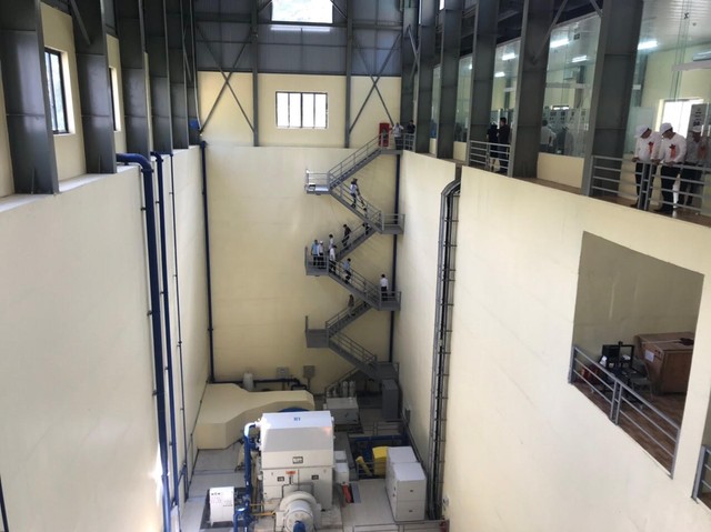 Đông đảo khách thăm quan khu vực nhà máy phát điện. Nhà máy được thi công với chiều sâu khoan đào hơn 60m tính từ mái cơ cao nhất xuống nền nhà máy cùng khối lượng đất đá khoan nổ bốc xúc hàng trăm nghìn m3.