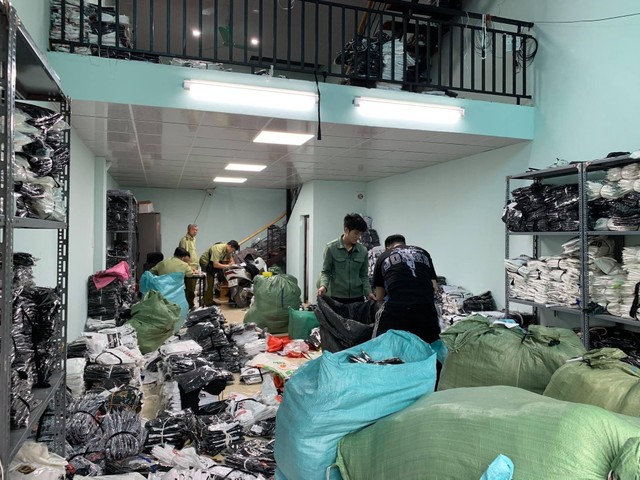 Kho hàng do một 9X thuê để chứa các sản phẩm giả nhãn hiệu nổi tiếng Kho hàng do một 9X thuê để chứa các sản phẩm giả nhãn hiệu nổi tiếng