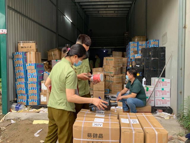 Đoàn kiểm tra cho biết hàng hoá tại đây có dấu hiệu kinh doanh hàng hoá nhập lậu và gian lận thương mại.