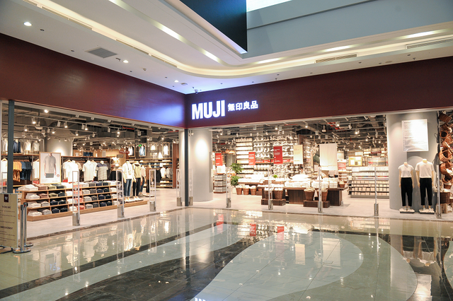 Cửa hàng MUJI tại Hà Nội rộng hơn 2.000 m2. Thời gian mở cửa 10h - 22h từ thứ Hai đến Chủ nhật. Cửa hàng MUJI tại Hà Nội rộng hơn 2.000 m2. Thời gian mở cửa 10h - 22h từ thứ Hai đến Chủ nhật.