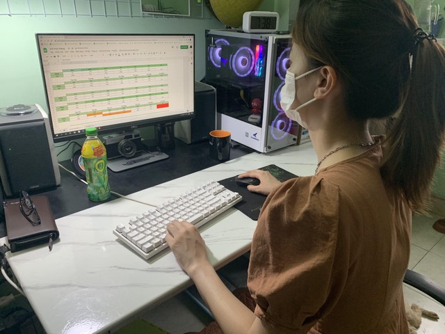 Làm việc tại nhà là hình ảnh quen thuộc tại mỗi gia đình, xóm trọ thời giãn cách. Làm việc tại nhà là hình ảnh quen thuộc tại mỗi gia đình, xóm trọ thời giãn cách.