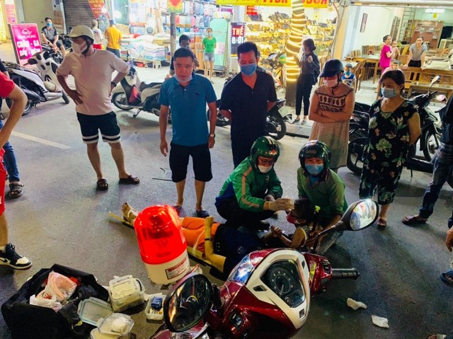 Nhanh chóng sơ cứu một người bị tai nạn trên đường (ảnh FAS Angel).