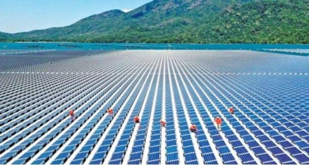 Những tầng pin xanh ở Nhà máy Điện mặt trời dưới chân Núi Cấm