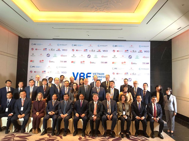 Thủ tướng Chính phủ chụp cùng các lãnh đạo Bộ ngành và doanh nghiệp tham dự Diễn đàn VBF ngày 21/2/2022. Thủ tướng Chính phủ chụp cùng các lãnh đạo Bộ ngành và doanh nghiệp tham dự Diễn đàn VBF ngày 21/2/2022.