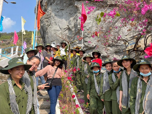 Đoàn khách hóa thân thành các cô thanh niên xung phong kiên cường. Đoàn khách hóa thân thành các cô thanh niên xung phong kiên cường.