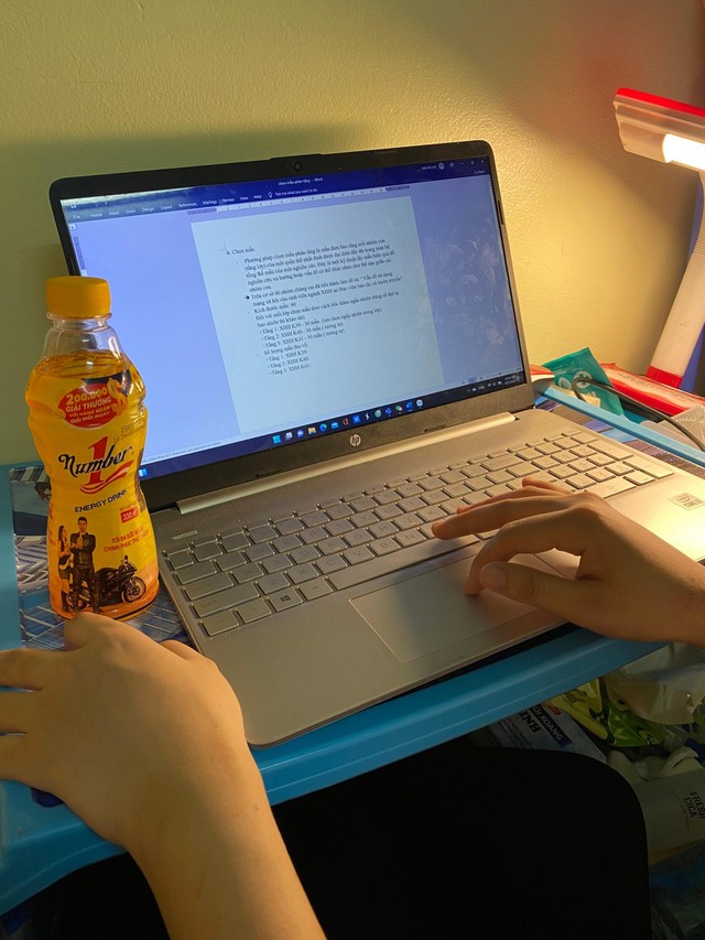 Nhiều sinh viên thức khuya làm bài tập và uống Number 1 để tỉnh táo hơn. Nhiều sinh viên thức khuya làm bài tập và uống Number 1 để tỉnh táo hơn.