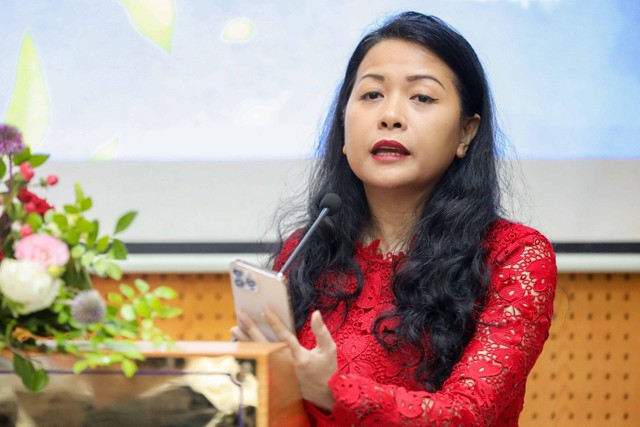 Bà Trần Uyên Phương, Phó tổng giám đốc Tập đoàn Tân Hiệp Phát cho rằng, cần nâng cao nhận thức của người tiêu dùng về kinh tế tuần hoàn và có chính sách hoàn thiện. Bà Trần Uyên Phương, Phó tổng giám đốc Tập đoàn Tân Hiệp Phát cho rằng, cần nâng cao nhận thức của người tiêu dùng về kinh tế tuần hoàn và có chính sách hoàn thiện.