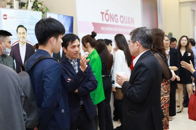 Nhiều nhà đầu tư cá nhân quan tâm tham dự sự kiện. Nhiều nhà đầu tư cá nhân quan tâm tham dự sự kiện.