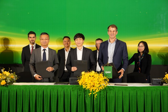 Ông Chris Freund , Nhà Sáng lập &amp; Tổng giám đốc Mekong Capital (hàng đầu, ngoài cùng bên phải) cùng ông Phùng Anh Tuấn CEO F88 (ở giữa) tại lần gọi vốn mới nhất ngày 2/3/2023.