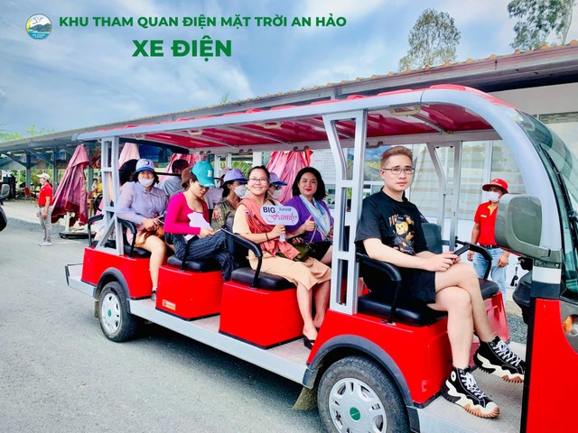 Mua vé tham quan du lịch bạn sẽ được xe đưa đón miễn phí đến viếng “Bàn Tay Phật”.