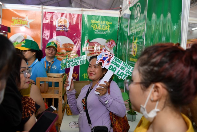 Lưu lại khoảnh khắc đẹp cùng các gian hàng bánh mì.