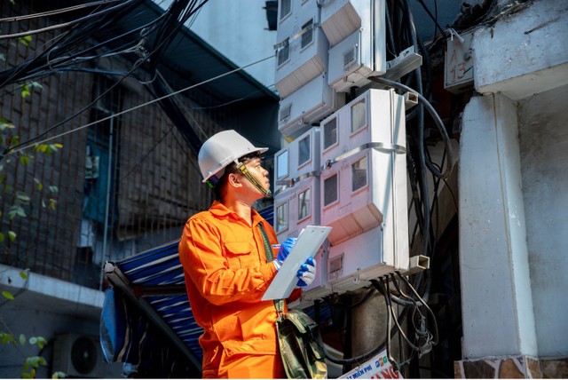 Người lao động trong môi trường nóng bức đối diện với nhiều nguy cơ về mặt sức khỏe. Người lao động trong môi trường nóng bức đối diện với nhiều nguy cơ về mặt sức khỏe.