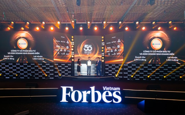 Đại diện Tập đoàn Khang Điền (KDH) nhận giải thưởng Top 50 công ty niêm yết tốt nhất năm 2023.