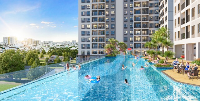 Cư dân thỏa sức đắm mình trong làn nước xanh mát tại khu hồ bơi trên cao, hướng tầm nhìn về thành phố.