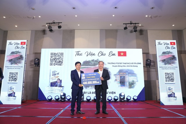 Tác giả cuốn sách "Hành trình biến những điều tưởng như không thể thành có thể" trao tặng Quỹ Bảo trợ trẻ em Việt Nam 400 triệu đồng.