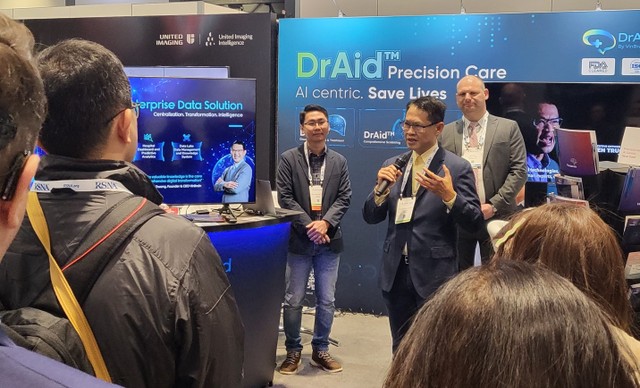 Bác sĩ Michael Muelly, Trợ lý Giáo sư Lâm sàng, Khoa Chẩn đoán hình ảnh, Đại học Stanford, Hoa Kỳ, đối tác y tế của VinBrain cùng ông Trương Quốc Hùng, Tổng giám đốc VinBrain chia sẻ tại buổi lễ ra mắt sản phẩm tại RSNA 2023. Bác sĩ Michael Muelly, Trợ lý Giáo sư Lâm sàng, Khoa Chẩn đoán hình ảnh, Đại học Stanford, Hoa Kỳ, đối tác y tế của VinBrain cùng ông Trương Quốc Hùng, Tổng giám đốc VinBrain chia sẻ tại buổi lễ ra mắt sản phẩm tại RSNA 2023.