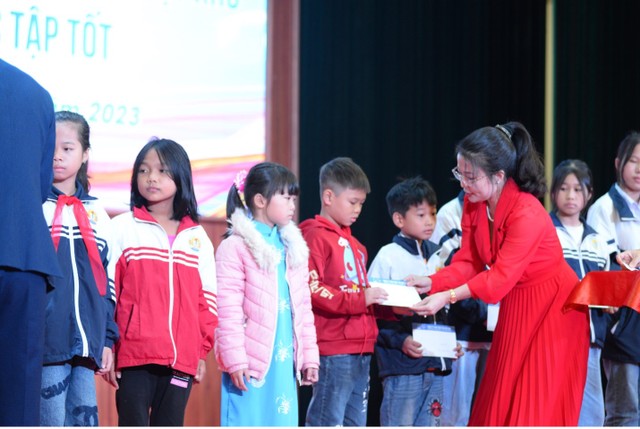 Đại diện Công ty Tân Hiệp Phát trao học bổng “Nâng bước tới trường” cho các em học sinh.