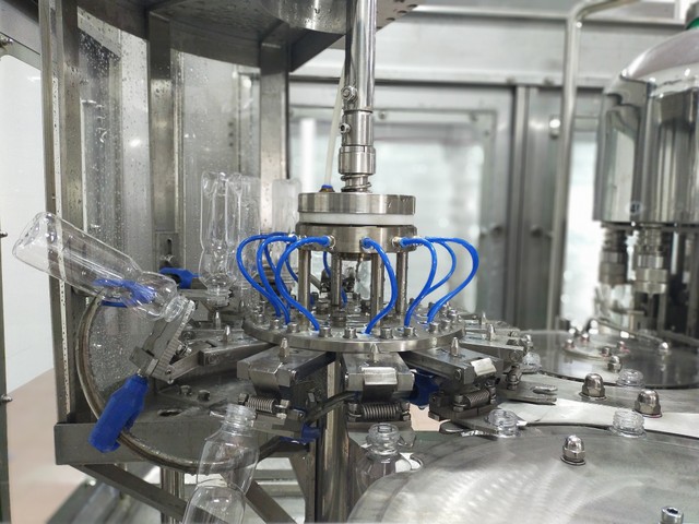 Hệ thống chiết rót chai nước uống thiên nhiên An Hảo.