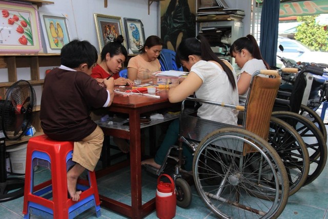 Cơ sở tranh giấy xoắn Alice Quilling do Thúy Vy thành lập mang đến cơ hội cho nhiều người khuyết tật. Cơ sở tranh giấy xoắn Alice Quilling do Thúy Vy thành lập mang đến cơ hội cho nhiều người khuyết tật.