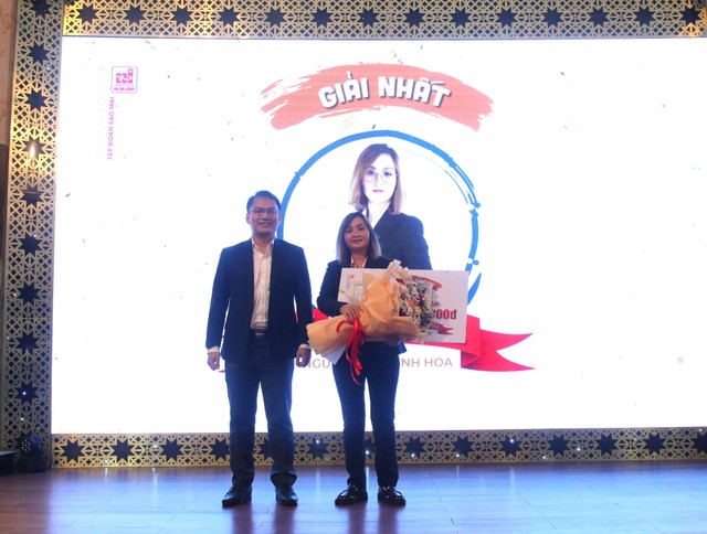 Lãnh đạo Sao Mai Group trao giải nhất cho tác giả Nguyễn Thị Minh Hoa.