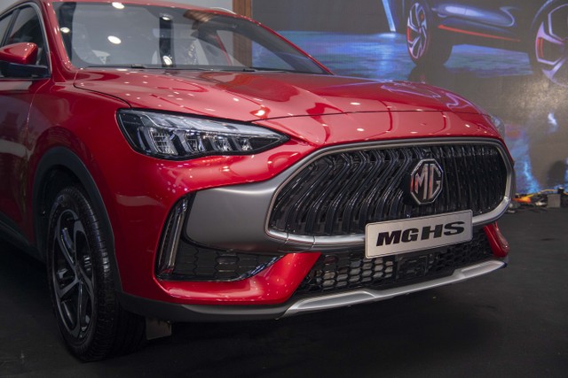 Hệ thống đèn chiếu sáng sử dụng bóng đèn pha full LED; đèn pha và đèn hậu được thiết kế với tổng cộng 22 hoạ tiết chế tác tỉ mỉ, trong đó cụm đèn hậu được trang bị 95 bóng LED tạo hiệu ứng 3 chiều.