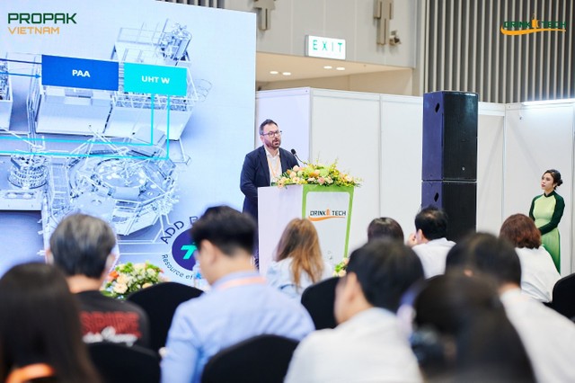 Ông Massimo Nascimbeni - Giám đốc Sản phẩm thổi chai và chiết rót của GEA chia sẻ về công nghệ chiết rót vô trùng Aseptic.