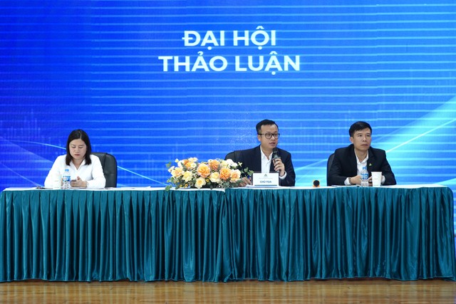 HĐQT trả lời câu hỏi của cổ đông.