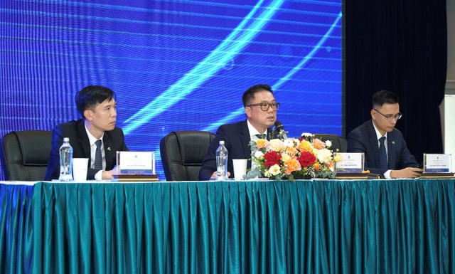 Chủ tịch HĐQT Phạm Ánh Dương giải đáp thắc mắc của cổ đông.