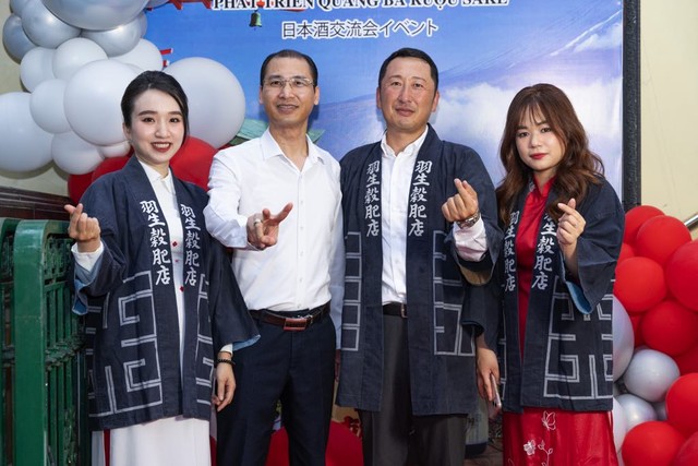 Gia đình Hanyu đã điều hành việc sản xuất lúa gạo ở một ngôi làng trong nhiều thế hệ và bắt đầu đến Việt Nam trồng lúa giống Nhật từ năm 2023.