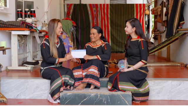 Bà H’Yar Kbour (tỉnh Đắk Lắk) nỗ lực giữ lửa nghề dệt truyền thống dù đôi chân bị liệt từ nhỏ. Bà H’Yar Kbour (tỉnh Đắk Lắk) nỗ lực giữ lửa nghề dệt truyền thống dù đôi chân bị liệt từ nhỏ.