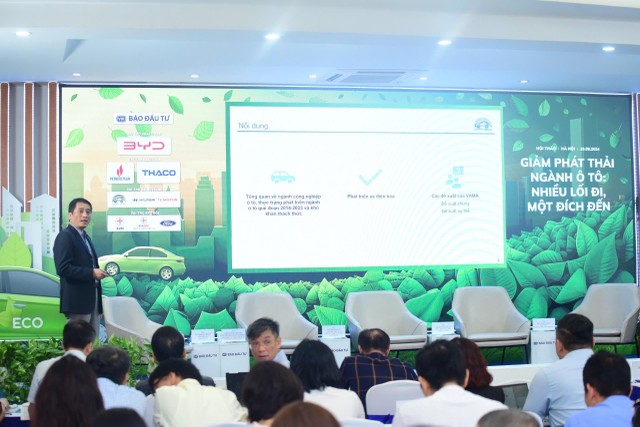 Ông Đào Công Quyết trình bày tham luận tại hội thảo. Ảnh: Dũng Minh.