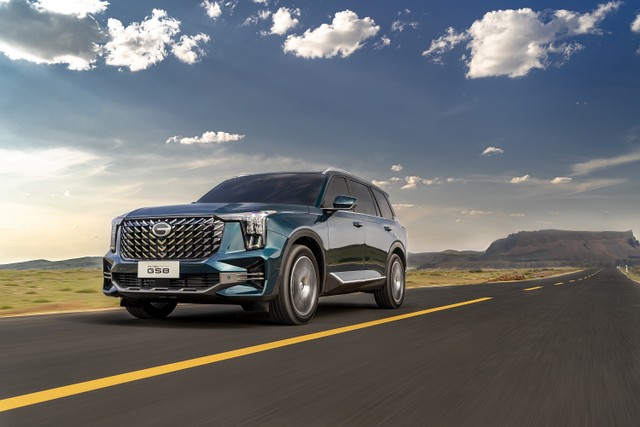 Bên trong GAC GS8 là một không gian nội thất được thiết kế theo tiêu chuẩn của những chiếc xe hạng sang, được kết nối với ngoại thất thông qua ngôn ngữ thiết kế "Star Diamond Shadow" bao gồm các cụm hình lục giác, hình thoi và các yếu tố hình học khác mang đến chiều sâu không gian cho tổng thể nội thất chiếc xe.