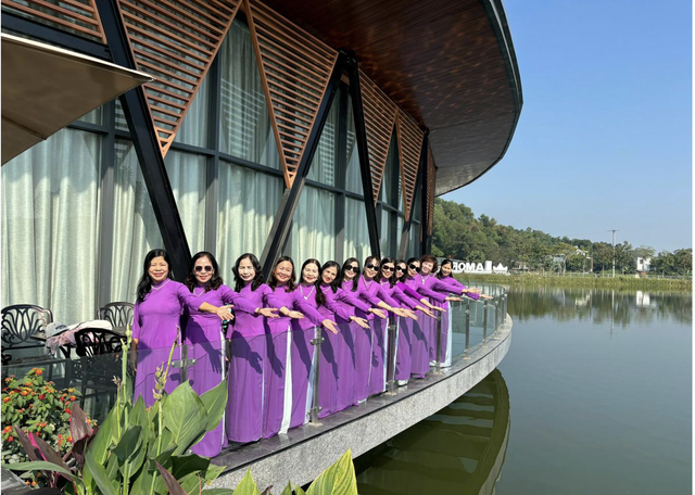 Sắc tím pensese bên hồ Vua Lê