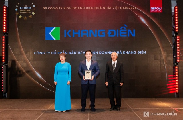 Đại diện Tập đoàn Khang Điền nhận giải thưởng "Nhà phát triển Bất động sản tiêu biểu" và "TOP 50 Công ty kinh doanh hiệu quả nhất Việt Nam" .