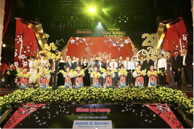 Trải qua 30 năm, Giải Mai vàng đã trở thành cầu nối gắn kết bạn đọc, khán giả và văn nghệ sỹ trên cả nước. Trải qua 30 năm, Giải Mai vàng đã trở thành cầu nối gắn kết bạn đọc, khán giả và văn nghệ sỹ trên cả nước.