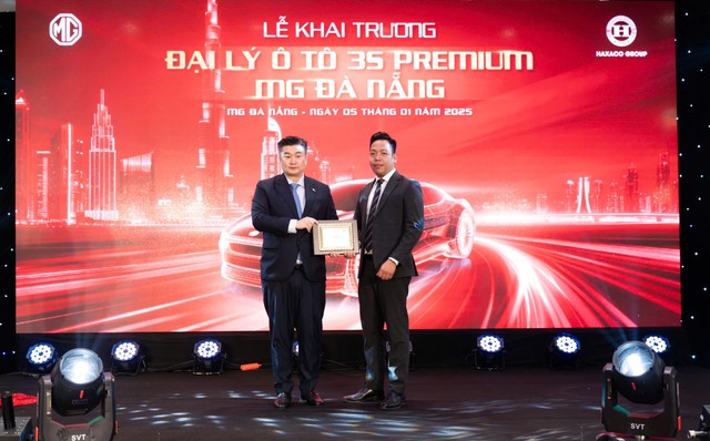 Ông Lu Minjie, Tổng giám đốc SAIC Motor Vietnam trao Chứng nhận Đại lý đạt tiêu chuẩn 3S Premium toàn cầu cho đại diện MG Đà Nẵng Ông Lu Minjie, Tổng giám đốc SAIC Motor Vietnam trao Chứng nhận Đại lý đạt tiêu chuẩn 3S Premium toàn cầu cho đại diện MG Đà Nẵng
