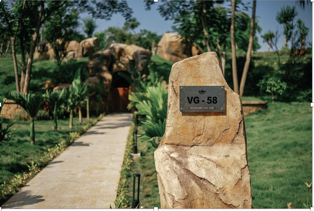 Độc đáo Mountain Cave Suite (loại hình Bungalow chui núi) chỉ có tại LAMORI Resort &amp; Spa. Hồ Mao Sủi kì bí trong khuôn viên LAMORI Resort &amp; Spa