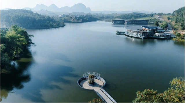 Hồ Mao Sủi kì bí trong khuôn viên LAMORI Resort &amp; Spa.