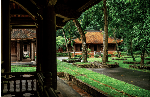 Lam Kinh - di tích lịch sử gần kề.