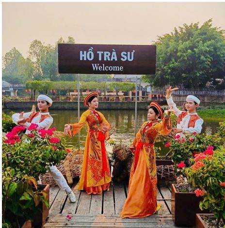 Thưởng thức đờn ca tài tử Nam Bộ tại hồ Trà Sư.