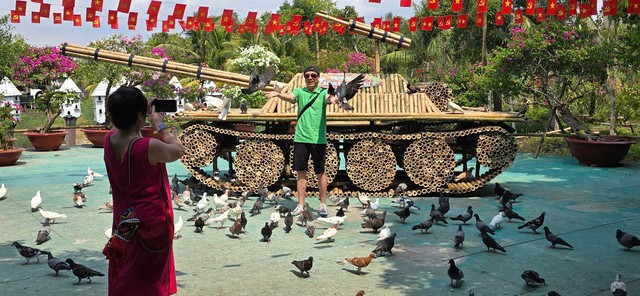 Du khách hào hứng trải nghiệm thiết giáp Trà Sư.