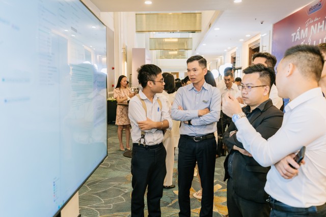 Các đại biểu trao đổi bên lề hội thảo.