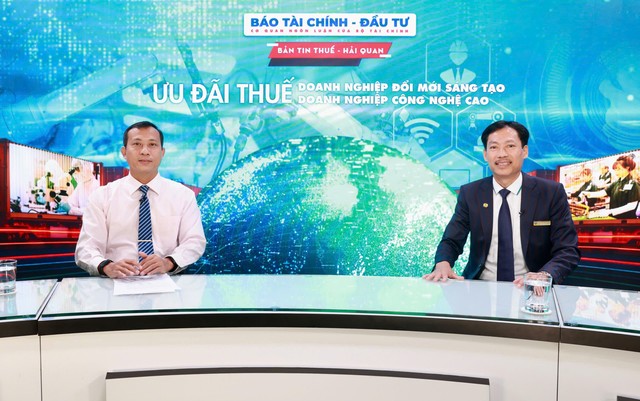 PGS.TS Lê Xuân Trường (bên phải) chia sẻ tại buổi tọa đàm do Báo Tài chính - Đầu tư tổ chức chủ đề “Ưu đãi thuế doanh nghiệp đổi mới sáng tạo, doanh nghiệp công nghệ cao”. Ảnh Chí Cường.