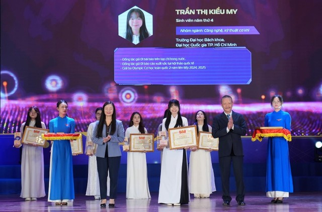 Trần Thị Kiều My nhận giải thưởng Nữ sinh Khoa học Công nghệ Việt Nam 2025 từ Ban tổ chức và đại diện nhãn hàng Number 1 (Ảnh QCV)