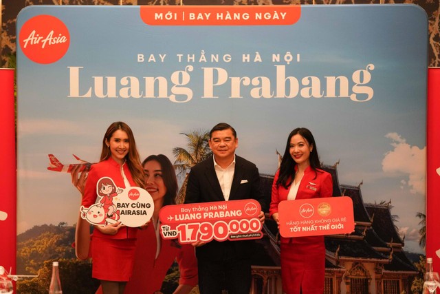 Tổng giám đốc Thai AirAsia (ở giữa) chia sẻ AirAsia triển khai chương trình ưu đãi đặc biệt cho chặng bay Hà Nội- Luang Prabang với giá vé chỉ từ 1.790.000 VND/chiều.