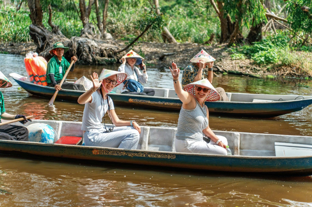Du khách quốc tế trải nghiệm xuồng ba lá len giữa thảm bèo xanh Trà Sư ngày xuân. Du khách quốc tế trải nghiệm xuồng ba lá len giữa thảm bèo xanh Trà Sư ngày xuân.