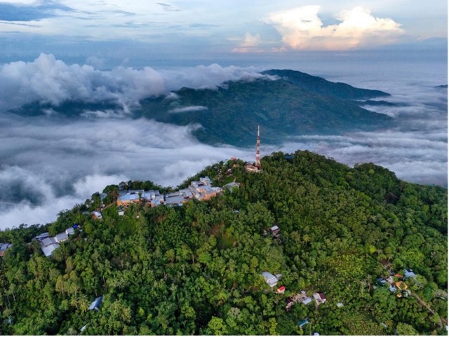 Toàn cảnh Thất Sơn trong biển mây bồng bềnh.