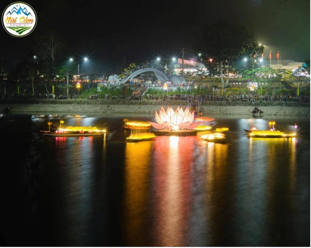 Đóa liên đăng rực rỡ tỏa sáng giữa lòng Hồ Thủy Liêm biểu tượng của thanh khiết và an lành giữa miền sơn thủy linh thiêng.