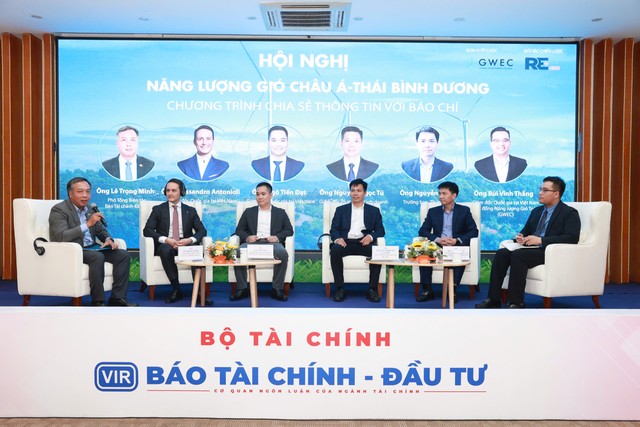 Tại buổi họp báo, các diễn giả đã chia sẻ nhiều thông tin về tiềm năng và cơ hội của Việt Nam trong phát triển chuỗi cung ứng công nghiệp điện gió. Ảnh Chí Cường. Tại buổi họp báo, các diễn giả đã chia sẻ nhiều thông tin về tiềm năng và cơ hội của Việt Nam trong phát triển chuỗi cung ứng công nghiệp điện gió. Ảnh Chí Cường.