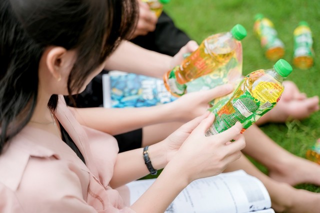 Tại nhiều quán nước ven đường, chuyện vừa uống nước vừa nhập mã thử vận may đang dần trở nên quen thuộc trong mùa hè này. Tại nhiều quán nước ven đường, chuyện vừa uống nước vừa nhập mã thử vận may đang dần trở nên quen thuộc trong mùa hè này.